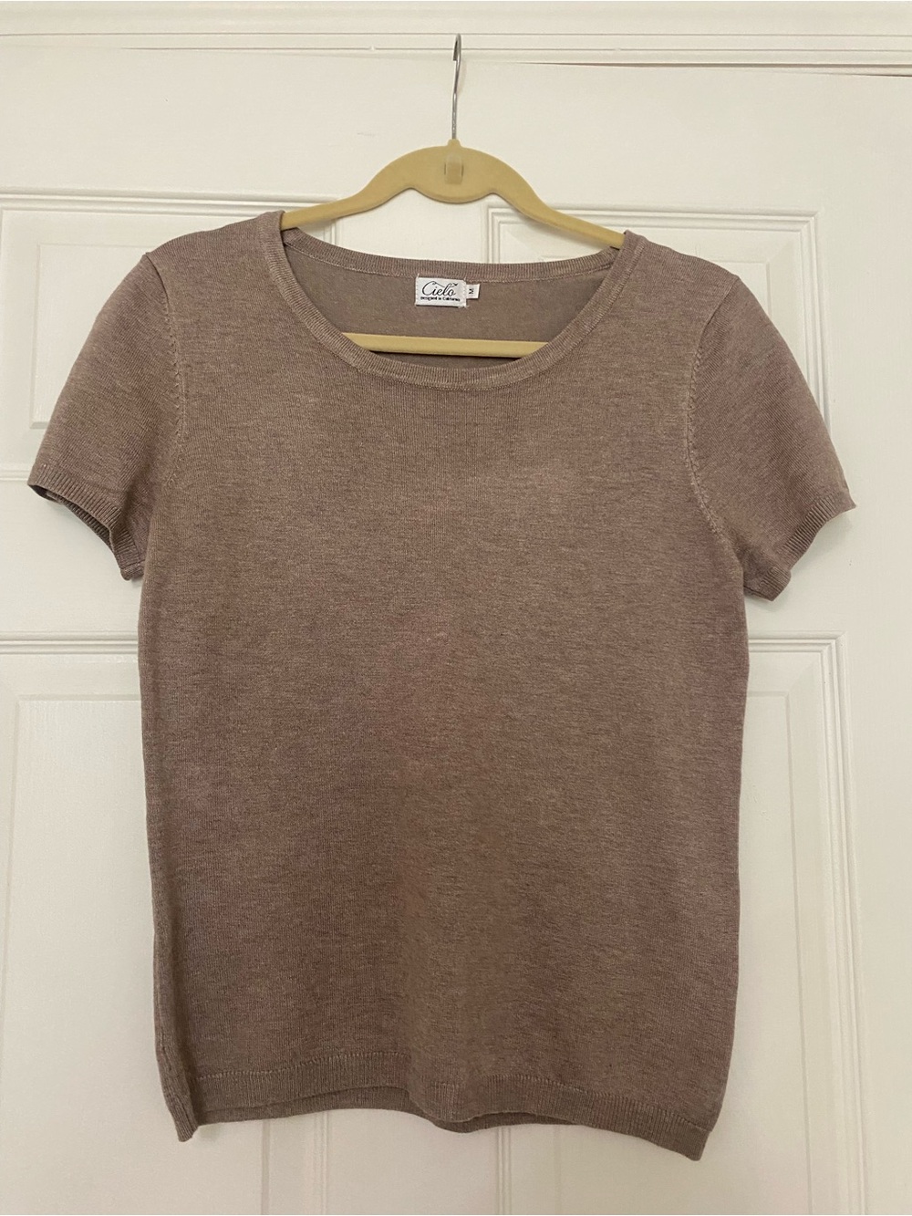 Cielo Short Sleeve Knit Top in Taupe. Size M